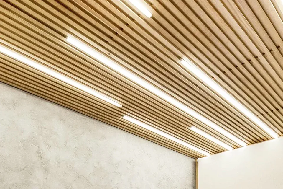 Реечный потолок: как выбрать и что учесть при установке